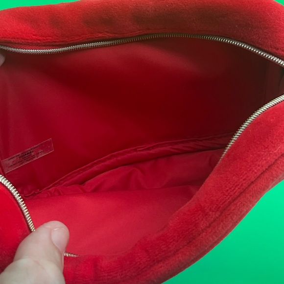 A Very Rare NWOT Beautiful Red Velvet Zip Around Chanel Makeup Bag - Picture 4 of 5